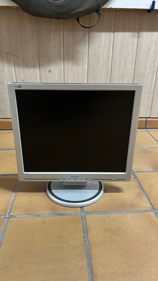 1 Monitores Philips 190S y 1 monitor Benq
