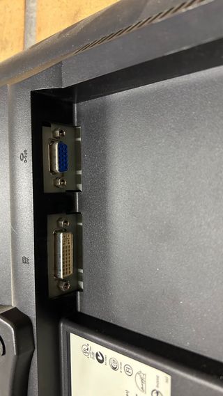 1 Monitores Philips 190S y 1 monitor Benq