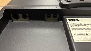 1 Monitores Philips 190S y 1 monitor Benq