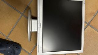 1 Monitores Philips 190S y 1 monitor Benq