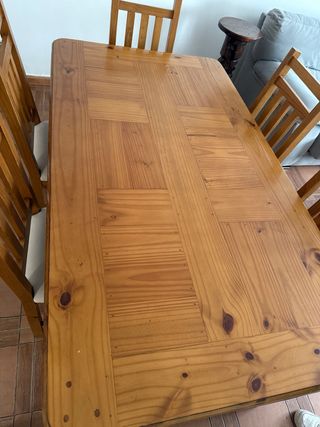Mesa de comedor de madera con 6 sillas