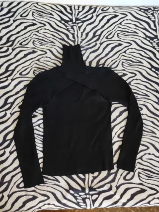 Jersey cuello alto negro con escote mujer 