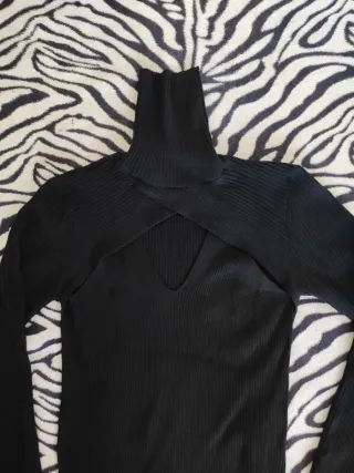 Jersey cuello alto negro con escote mujer 