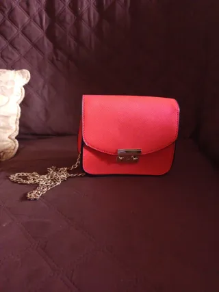 Bolso rojo con cadena dorada
