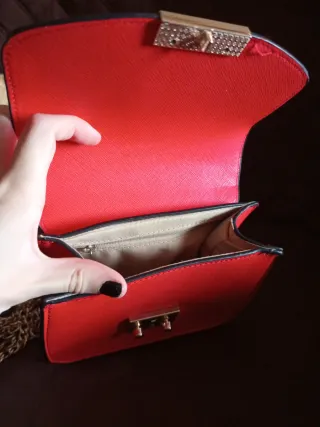 Bolso rojo con cadena dorada