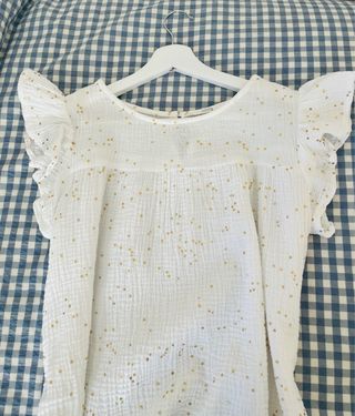 Blusa blanca topos dorados