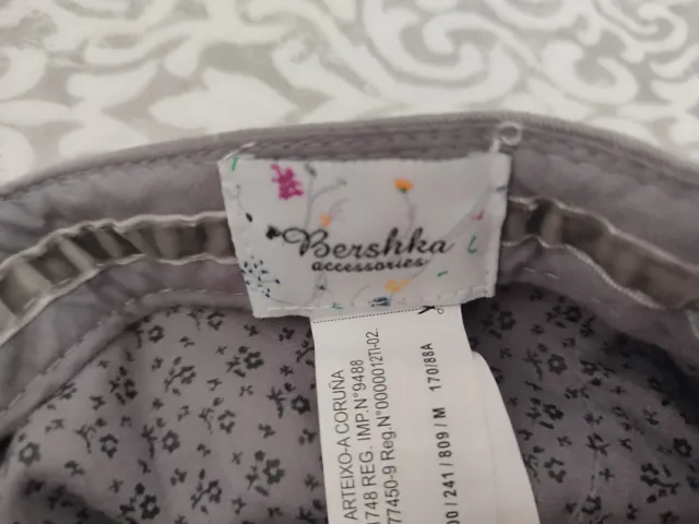 Gorra Bershka gris