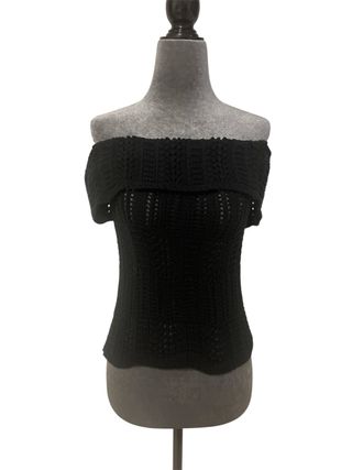Top negro tejido off-the-shoulder