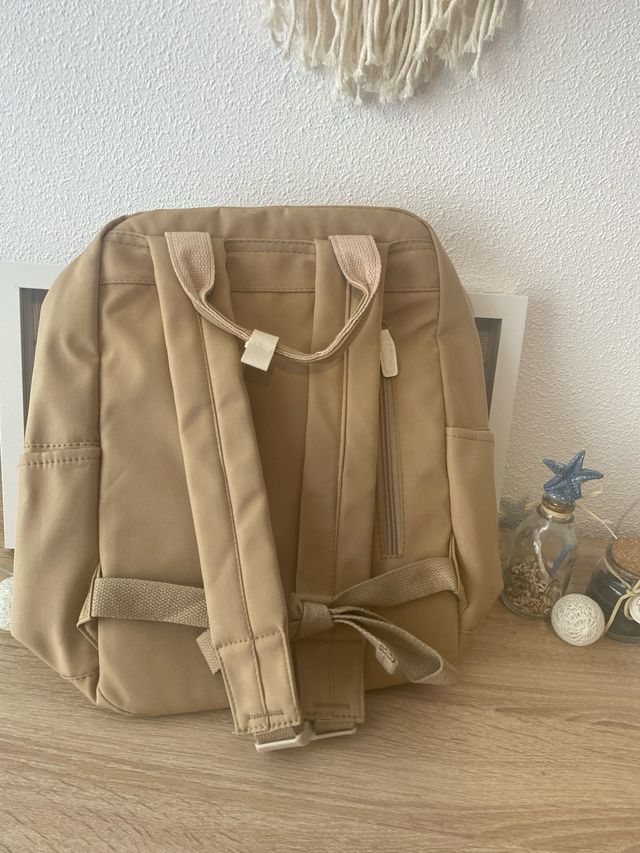 Mochila beige prácticamente sin usar.