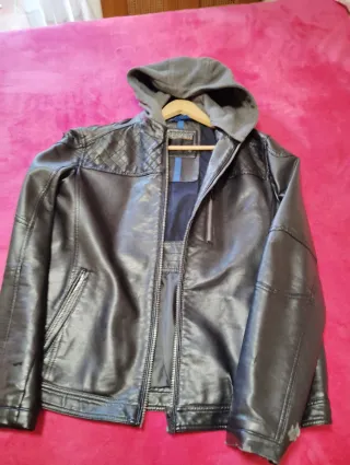 Cazadora polipiel negra con capucha