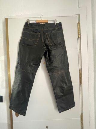 Pantalón imitación cuero unisex