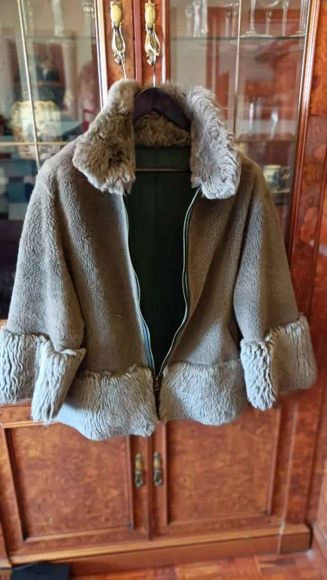 Piel reversible.Venta en persona . Precio NO negoc