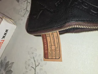 Cartera de cuero con relieves