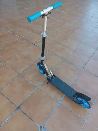 Patinete infantil azul y negro