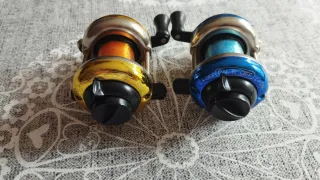 2 Carretes de Pesca (Naranja y Azul)