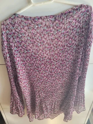 Blusa plisada con nudo frontal y mangas acampanada