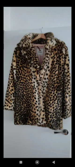 Abrigo pelo estampado leopardo 