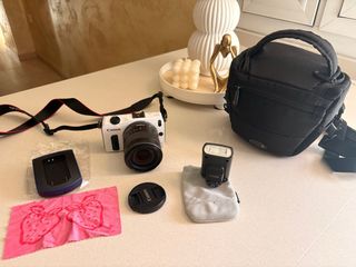 Fotocamera bianca Canon + accessori