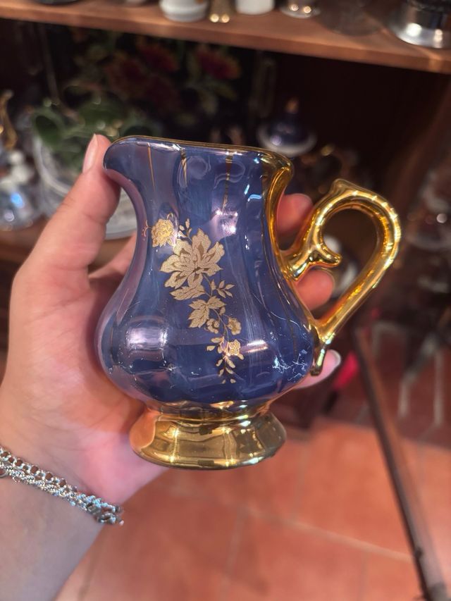 Conjunto de café azul y dorado