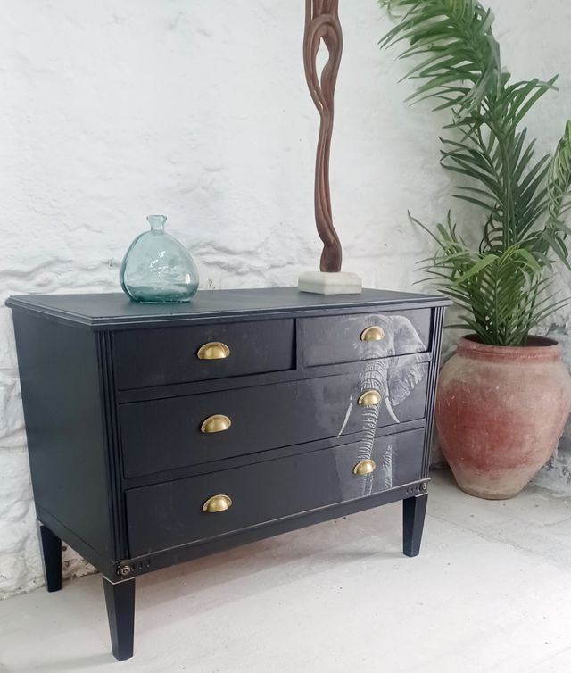 Aparador buffet negro con detalle elefante