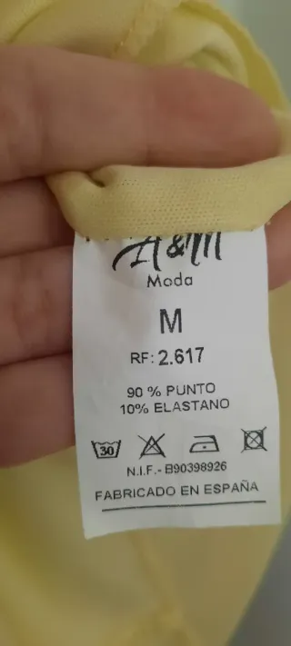 Vestido de fiesta amarillo con volantes