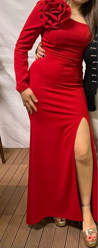 Vestido rojo largo con flor