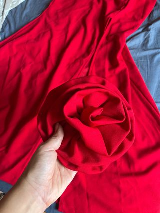 Vestido rojo largo con flor