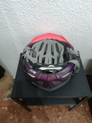 Casco Btwin bici morado y rosa