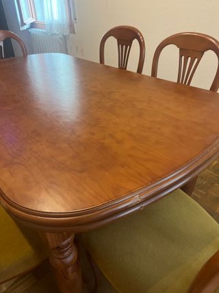 Mesa de comedor de madera y 6 sillas tapizadas