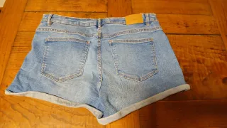 Pantalón corto vaquero desgastado