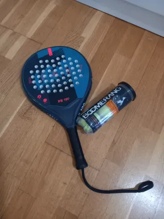 Raqueta de pádel y botes de bolas