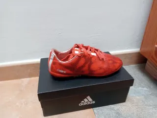 Zapatos de fútbol Adidas rojos talla 35