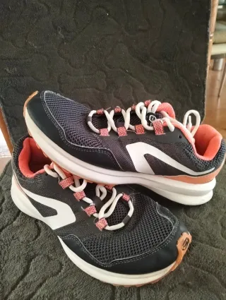 Zapatillas Decathlon grises y rosas