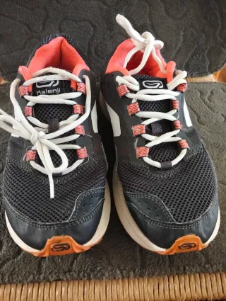Zapatillas Decathlon grises y rosas