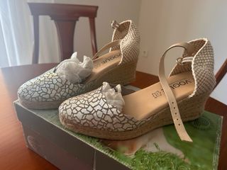 Sandalias cuña piel beige/dorado