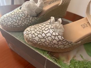 Sandalias cuña piel beige/dorado