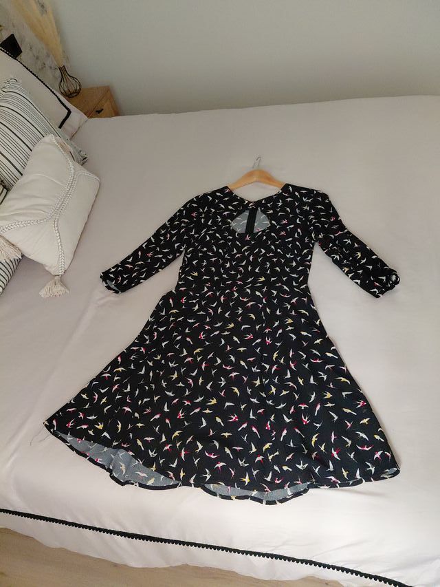 Abito nero con spacco e maniche a 3 quarti