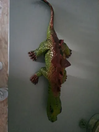 Dinosauro in plastica verde e rosso