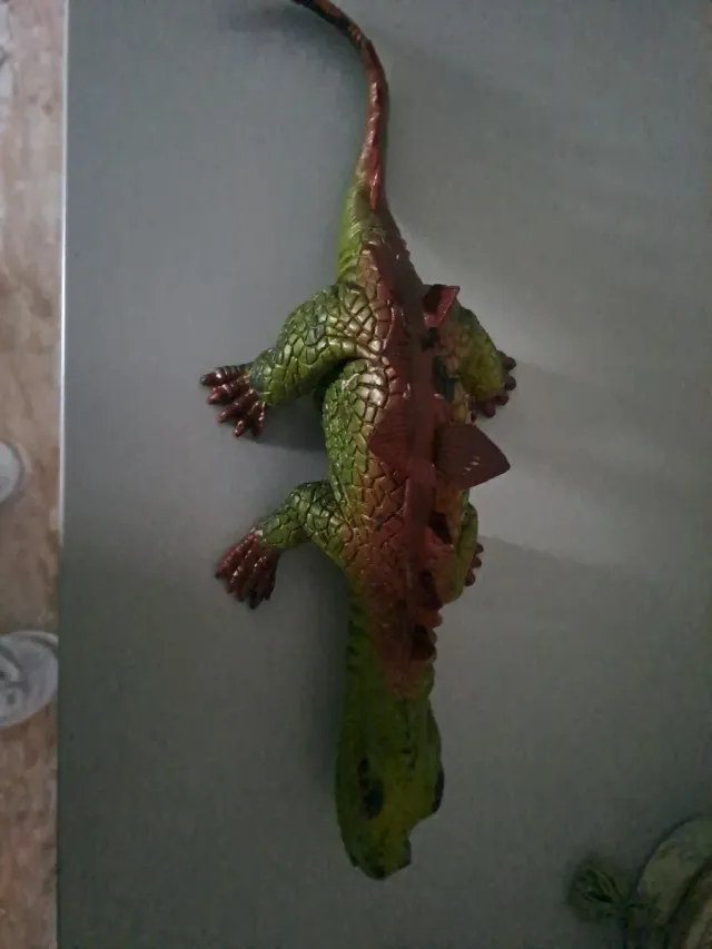 Dinosauro in plastica verde e rosso