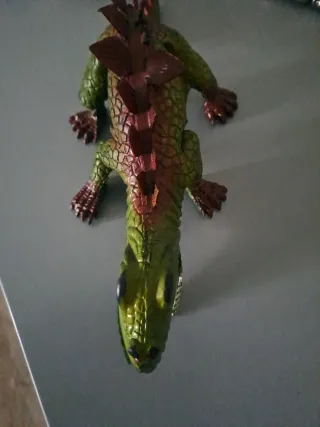 Dinosauro in plastica verde e rosso