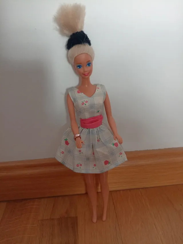 Muñeca Barbie con vestido estampado