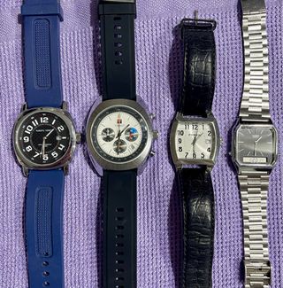 Relojes varios.