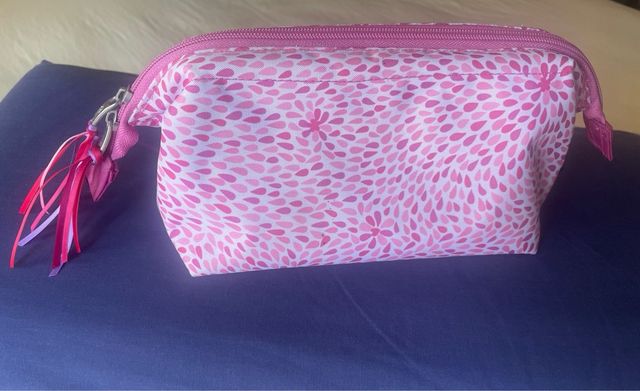 Neceser muñeca y flor relieve 4 bolsillos