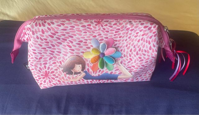 Neceser muñeca y flor relieve 4 bolsillos