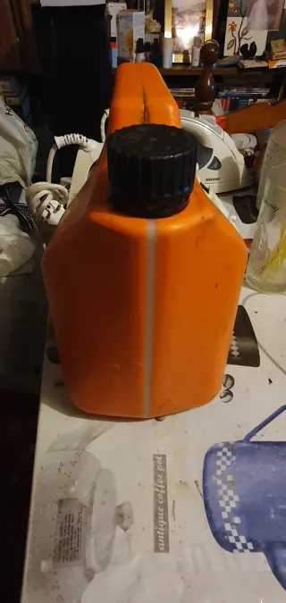 Garrafa de combustible naranja