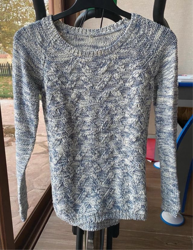Jersey de punto trenzado azul y blanco