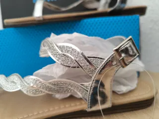 Sandalias plateadas MARYPAZ con brillo