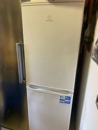 Nevera Indesit con Congelador
