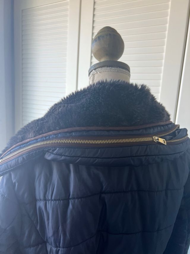 Chaqueta acolchada azul con cinturón