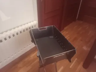 Barbacoa metálica negra y plateada